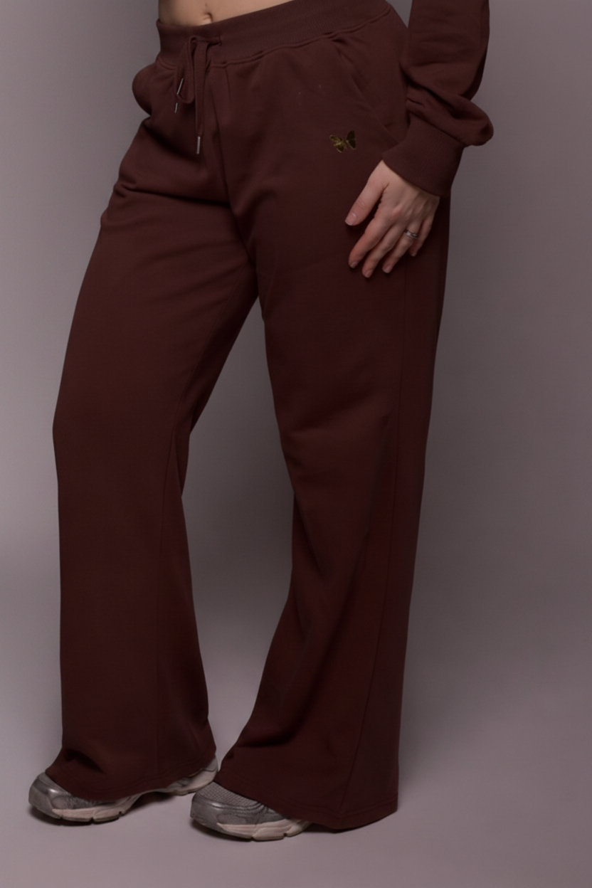 Models wearing wide-leg sweatpants.  The pants feature a drawstring waist and pockets